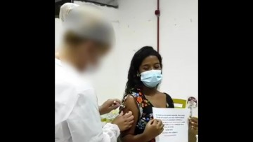 Adolescentes recebem primeira dose de vacina da Covid-19 não liberada para menores