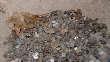 Milhares de moedas dos anos de 1942 a 1989 são encontradas em prédio no Recife