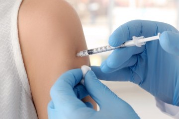 Entidades públicas orientam a suspensão na vacinação de profissionais que não atuam em atividade de risco