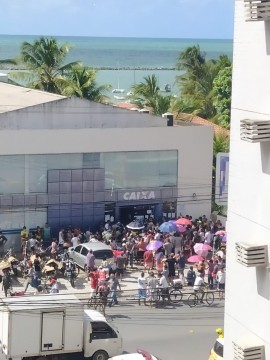 Duas pessoas brigam em fila da Caixa Econômica, em Olinda 