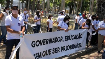 Donos de escolas particulares realizam protesto pela volta às aulas em PE