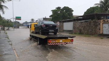 Alagamentos são registrados no Grande Recife após fortes chuvas