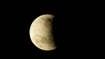 Eclipse parcial da lua acontece neste sábado 