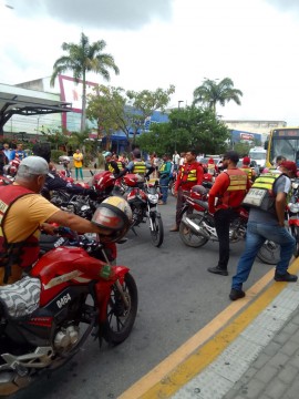 Mototaxistas realizam protesto no centro de Caruaru