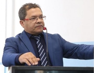 Vereador investigado Irmão Flávio toma posse no Cabo