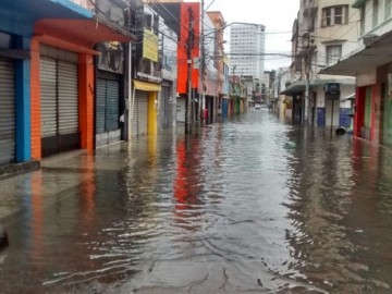 Transtornos ocasionados por chuvas afetam comércio de Pernambuco