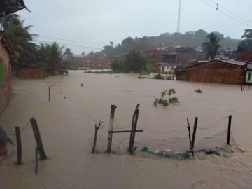 Chuvas fortes deixam moradores de Barreiros desabrigados 
