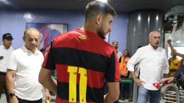 Recepcionado pela diretoria, atacante Leandro Barcia desembarca no Recife