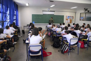 Escolas particulares podem exigir fiador