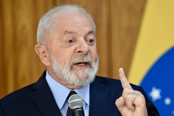Lula defende investimento público para resolver problemas históricos