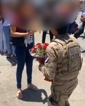  Policial militar pede adolescente em casamento em frente à escola em Toritama