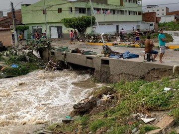 Prefeito de Caruaru decreta Estado de Emergência após chuvas fortes na região