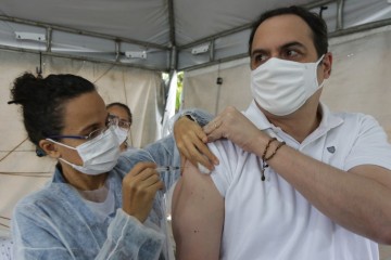Paulo Câmara toma segunda dose de vacina contra a Covid-19 dois meses após a primeira aplicação