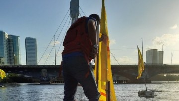 TRE-PE apreende 42 bandeiras em barcos no rio Capibaribe
