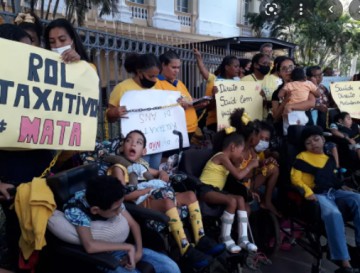 Famílias se acorrentam junto ao Palácio da justiça de Pernambuco contra mudanças em planos de saúde