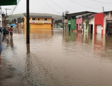 Rompimento da barragem de Sairé deixa mais de mil pessoas desalojadas em Barra de Guabiraba 