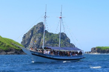 Embarcação de turismo que saiu de Fernando de Noronha naufraga a caminho do Recife 