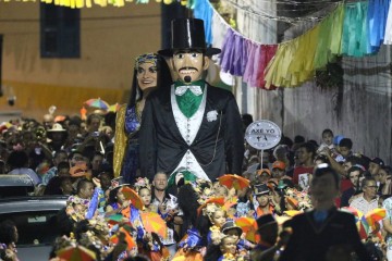 Cortejo do Homem da Meia-Noite e show dos artistas locais abrem o Carnaval de Olinda