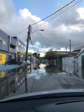 Ruas do Recife ficam alagadas após maré alta nas últimas horas