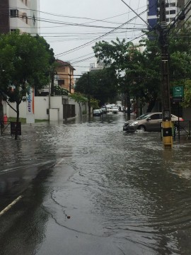 Chuvas  fortes provocam transtornos aos moradores do Recife