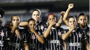 Jogadoras do Corinthians, Palmeiras e Havaí protestam contra retorno do técnico dos Santos após denúncias de assédio 