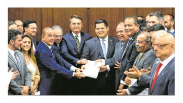Bolsonaro entregou parte do pacote de medidas econômicas ao Congresso 