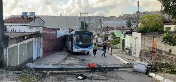 Ônibus perde controle e colide contra dois postes e muro de escola, no bairro de Jardim Jordão