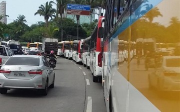 Avenida Agamenon Magalhães ganha faixa azul exclusiva para ônibus 