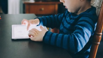 Entenda por que o excesso de telas digitais é perigoso para o desenvolvimento das crianças