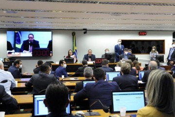 Comissão da Câmara aprova PEC que prevê 'distritão' e volta das coligações para eleger deputados