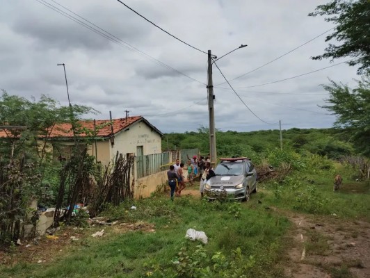 A vítima, identificada como Adrieny Gonçalves dos Santos foi encontrada próximo a uma escola municipal desativada conhecida por ser ponto de droga