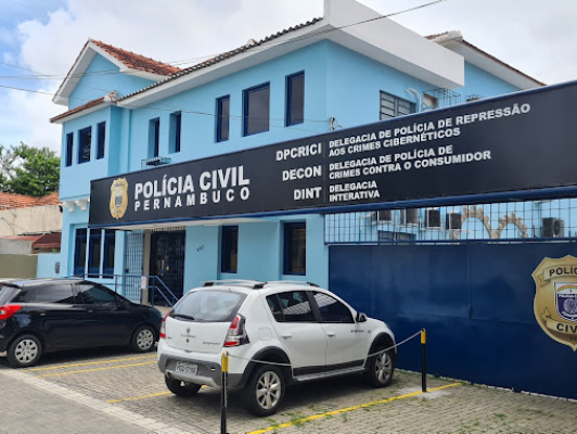 A Delegacia de Repressão aos Crimes Cibernéticos de Pernambuco fica localizada na Rua Gervásio Pires, número 863, no bairro de Santo Amaro, área central do Recife