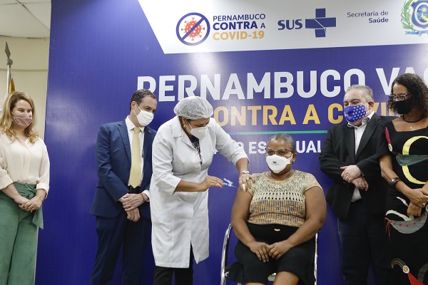 Trabalhando há 30 anos no HUOC, Perpétua do Socorro Barbosa dos Santos, de 52 anos, não foi contaminada mesmo na linha de frente dos cuidados contra o Novo Coronavírus