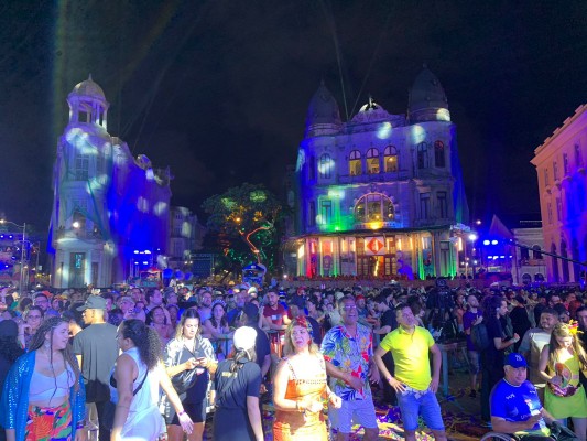 De acordo com dados divulgados pela Prefeitura do Recife, a festa de momo do município recebeu, ao todo 3,4 milhões de foliões, nos 49 polos da cidade