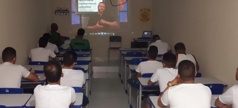 Em dezembro de 2019, o sistema prisional de PE registrou 32,7% dos presos em atividades educacionais do total de 33.640, ficando atrás apenas do Maranhão e Santa Catarina
