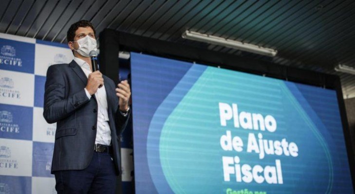 O Plano de Ajuste Fiscal, anunciado pelo prefeito João Campos, tem o objetivo de promover o equilíbrio fiscal. 