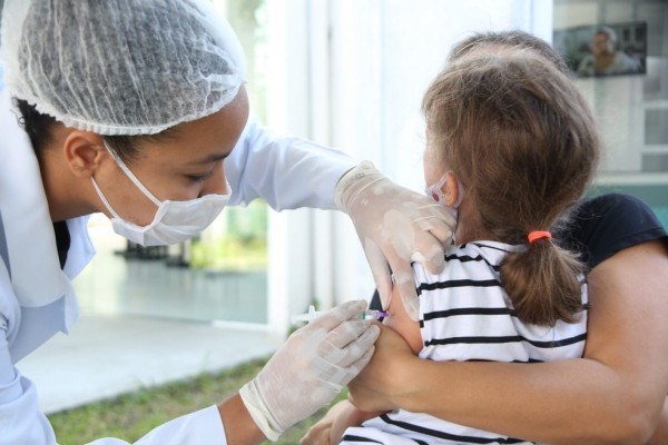 O objetivo é incentivar pais e responsáveis a levarem as crianças e adolescentes aos postos de saúde para que um profissional analise a situação vacinal e, se necessário, aplique as doses em falta