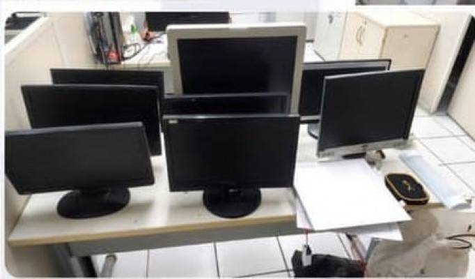 Nove monitores, três cabos de monitor, três barras de inox, além de pedaços de cobre e três lâmpadas foram levados pelos criminosos