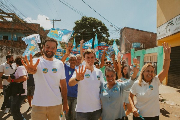 O candidato a governador Miguel Coelho realizou uma caminhada pelas ruas e comércio do bairro Nova Descoberta, Zona Norte do Recife.