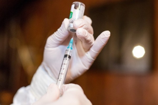 O processo de vacinação completa um mês nesta quinta-feira, com 55,9% das doses aplicadas até agora