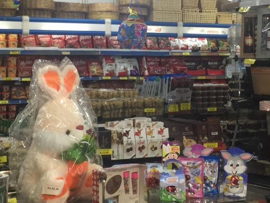 Muitas lojas e supermercados da cidade já começaram a expor os ovos de chocolate nas gôndolas