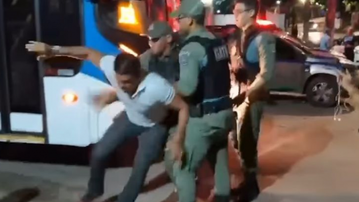 Aldo foi detido por policiais militares na frente de uma garagem de uma das empresas que operam no Grande Recife, enquanto conversava com outros motoristas de ônibus