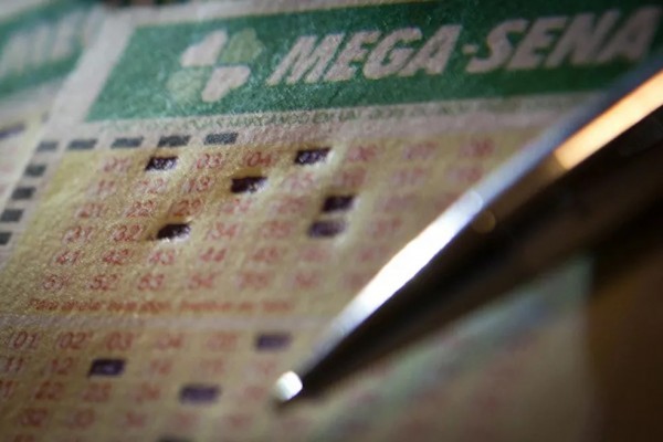 As apostas podem ser feitas em qualquer lotérica do país ou pela internet, no site da Caixa Econômica Federal, preenchendo o número do cartão de crédito