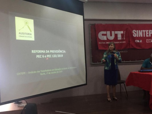Participa do evento a auditora fiscal Maria Lúcia Fatorelli, fundadora e coordenadora da auditoria Cidadã da Dívida, movimento que atua em prol da transparência nas finanças públicas 