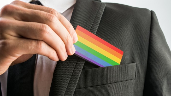  Infelizmente, o público LGBTQUIA+ ainda sofre com discriminações em vários aspectos da sociedade, principalmente no mercado de trabalho