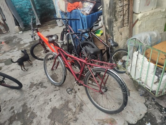 A investigação levou os agentes a um depósito, onde foram localizadas e recuperadas cinco bicicletas