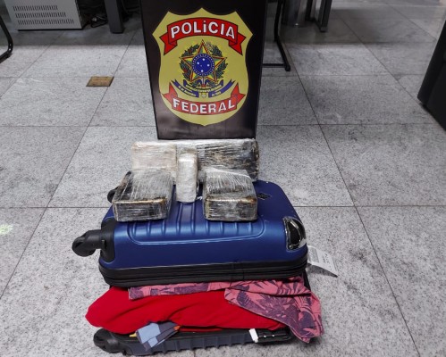 Foi encontrado preso na barra da sua calça  e dentro de sua mala 4.2Kg (quatro quilos e duzentos ) gramas de cocaína