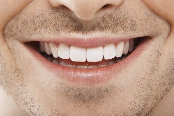 Cirurgiã-dentista destaca que o grande benefício é a cópia da funcionalidade do dente natural 