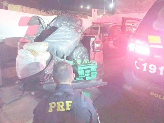 Os agentes encontraram a droga escondida em sacos de lixo no porta-malas de uma caminhonete
