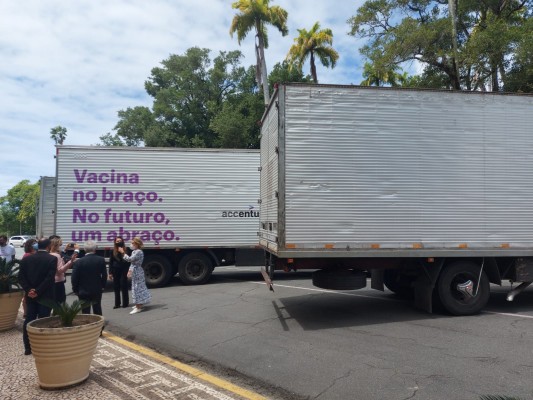 O carregamento chegou em quatro caminhões e será distribuído para 70 municípios do estado. 